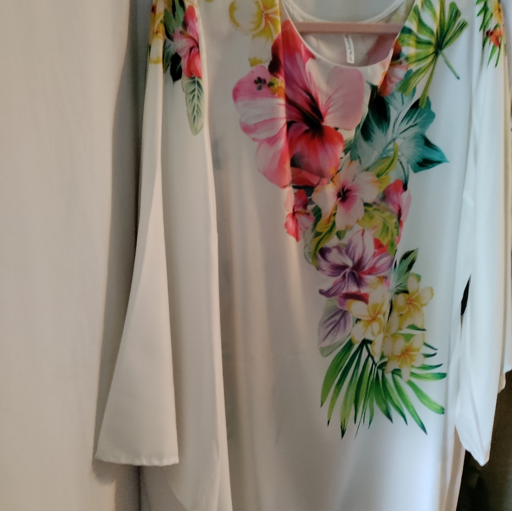 Passport Floral Print Top Flowey Sleeve Bottom Hemline Size XL NWT. - Picture 8 of 13